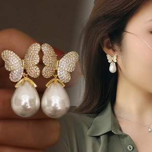 Orecchini a Perno con Perle Irregolari a Forma di Farfalla per Donne, Gioielli Eleganti e Delicati per le Orecchie - Product Image 4