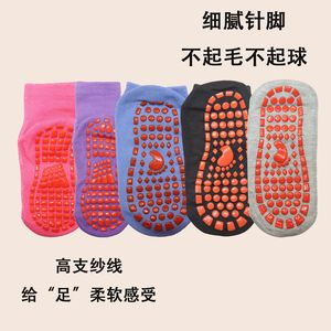Calcetines antideslizantes con suela completa de silicona para yoga, correr, trampolín, fitness en interiores, calcetines de algodón grises - Product Image 2