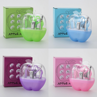 Ensemble de manucure portable 8 en 1 avec coupe-ongles en acier inoxydable dans un étui en forme de pomme, kit de toilettage mignon pour les voyages et les cadeaux