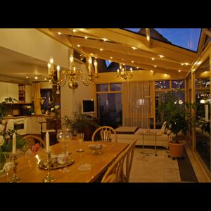 Véranda de luxe revêtue d'<span class=keywords><strong>aluminium</strong></span> avec toit pyramidal vitré low-e à rupture thermique Lumières d'extérieur triangulaires pour villa, maison ou jardin - Product Image 2