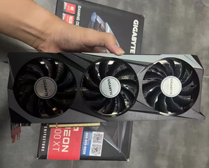 การ์ดจอ GPU รุ่น 6900 16GB แบบสามพัดลม ใช้การออกแบบพัดลมสามตัวเพื่อเพิ่มประสิทธิภาพการระบายความร้อนเพื่อประสิทธิภาพการทำงานที่ดีที่สุด หน่วยความจำ GDDR6 - Product Image 1
