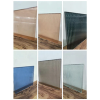 Panneaux de verre cannelés ondulés Moru à motifs de 4MM 5MM 6MM 8MM d'épaisseur pour la décoration solaire pour les applications de cuisine de cloison