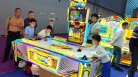 Vente en gros usine de machines d'arcade de hockey sur air, jeux de table à monnayeur, personnalisées, pour divertissement intérieur multi-joueurs, pour salles de jeux magiques