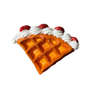 Gaufre belge festonnée à la main faux modèle alimentaire avec décoration de crème de fruits frais fraise en plastique - Product Image 5