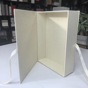 Elegante Scatola Regalo in Lino con Chiusura Magnetica |   Dimensioni, colore e design personalizzabili |   Confezioni Ispirate ai Libri - Product Image 4