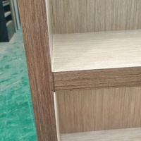 Cremefarbener Wandmontierter Umweltfreundlicher Langlebiger Einzelhandels-Präsentationsschrank mit LED-Beleuchtung MDF Holzmaserung Kommerzieller Wandvitrinenschrank für Geschäfte