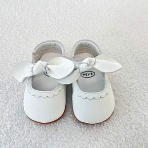 Toptan Özel Bebek Günlük Ayakkabıları Bebekler İçin Fiyonklu Kaymaz Kauçuk Yumuşak Tabanlı Düz PU İlk Adım Ayakkabıları Yenidoğan Fiyonk Süslemeli - Product Image 2