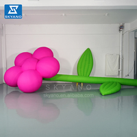 Fournitures de fête gonflables Modèle de fleur gonflable géant debout avec feuilles vertes pour événements