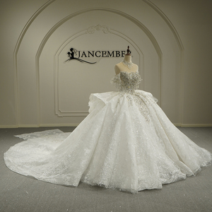 GT26017 Vestido de Novia Moderno de Gala, Largo hasta el Suelo, Manga Larga, Escote Corazón, Satén, con Pedrería y Lentejuelas, Cola Capilla - Product Image 2