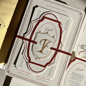 Invitación de Boda de Lujo con Impresión en Vainilla, Color Borgoña, con Relieve, Mapa de Boda Ilustrado Personalizado, Impresión en Dorado - Product Image 1