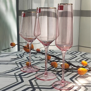 Copas de Vino Rosadas con Borde Dorado, Elegantes y Modernas, Diseño de Flauta de Vidrio Soplado a Mano para Fiestas y Decoración de Bodas - Product Image 2