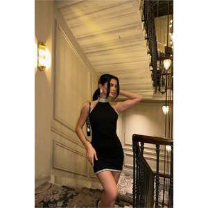 Robe de soirée noire mini avec détails en pierres - Product Image 3