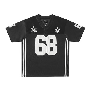 Футболка с графической вышивкой и V-образным вырезом - Product Image 1