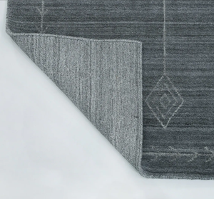 Tapis en laine Gabbeh gris foncé moderne avec des accents tribaux et des couleurs inspirées de la terre, idéal pour les intérieurs minimalistes - Product Image 3