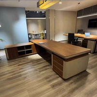 Bureau moderne pour dirigeants avec unité de rangement centrale, deux piedestals et un design de panneaux raffiné