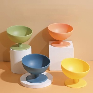 Cuenco de comida para gatos anticaída de pie alto con diseño de <span class=keywords><strong>silla</strong></span> de Bar original Alimentador de mascotas de acero sólido para gatos al por mayor para perros - Product Image 1