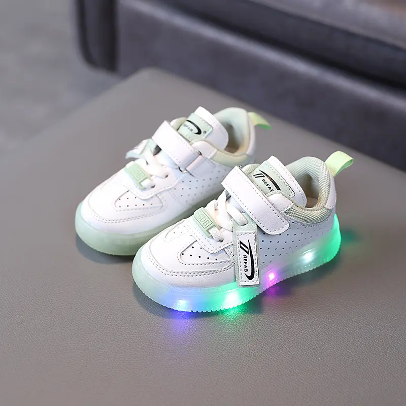 Designer weiche Sohle Kinder weiße Schuhe Gelee Sport Sepatu leuchten Glitzer LED Walking Sneakers Schuhe Kinder