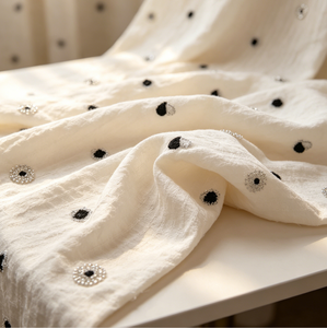 Tissu en mousseline texturée beige A172 en gros avec broderie de perles tubulaires en forme de cœur noir et blanc, design artistique de niche, matière pour robe - Product Image 4