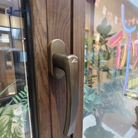 Fenêtre oscillo-battante en bois recouvert d'aluminium, à rupture de pont thermique, double vitrage Low-E, intérieur chêne, ouverture vers l'intérieur, pour villa de luxe