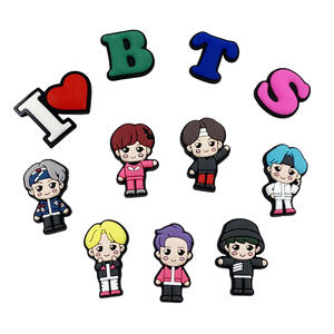 Vente en gros de breloques de chaussures <span class=keywords><strong>BTS</strong></span> coréennes <span class=keywords><strong>BTS</strong></span> garçons breloques sabots de créateur décoration de chaussures pour sandales bracelets cadeau pour garçons filles - Product Image 1