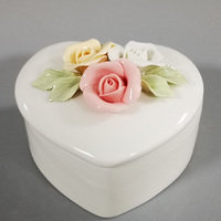 Petit gâteau de mariage blanc fait à la main dans un pot avec un motif de fleurs et d'oiseaux, boîte à bijoux ronde pour le rangement
