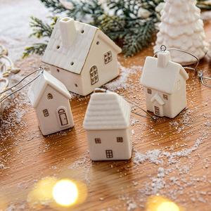 Blanco puro Linda casita Árbol de Navidad Decoración Adornos Cerámica Casa blanca Santa Pequeños adornos de vacaciones - Product Image 2