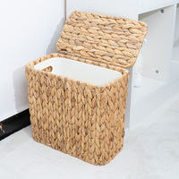 Corbeille à déchets tissée de style rustique en jacinthe d'eau avec poignées, bac de rangement fait main pour la maison et le bureau
