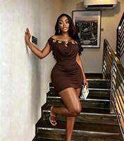 La nouvelle robe asymétrique à boucle métallique pour femmes, de la collection New for European and American Trade, est une robe amincissante et tendance.