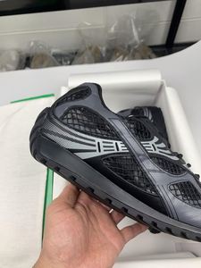 รองเท้าผ้าใบแฟชั่นดีไซน์เนอร์สำหรับทุกเพศ น้ำหนักเบา ดีไซน์ตาข่ายแบบผูกเชือก ปิดนิ้วเท้า เหมาะสำหรับฤดูร้อน ฤดูใบไม้ร่วง ฤดูหนาว ตามเทรนด์แฟชั่น - Product Image 5