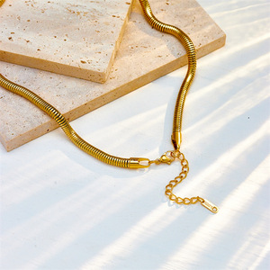 European American Minimalist Luxury Cuban Chain Necklace Gold Geometric Party Fashion - Product Image 3