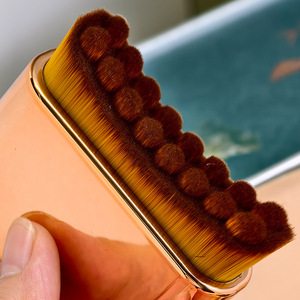 Brosse de massage lymphatique dorée pour le visage, conçue ergonomiquement pour s'adapter parfaitement à la peau, idéale pour le drainage lymphatique et la massage à sec. - Product Image 5