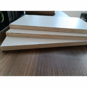 Contreplaqué mélaminé 1220*2440* 12mm 15mm 18mm, <span class=keywords><strong>feuille</strong></span> <span class=keywords><strong>de</strong></span> contreplaqué <span class=keywords><strong>stratifié</strong></span> <span class=keywords><strong>blanc</strong></span> pour les Philippines - Product Image 1