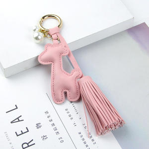 Gantungan Cermin Mobil Jerapah Kreatif dengan Rumbai Mutiara Dekorasi Interior Mobil yang Modis Gantungan Kunci & Aksesori Tas yang Lucu - Product Image 4