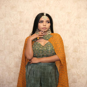 Elegante conjunto indio de top y pantalón gharara con dupatta, largo hasta el suelo, corte holgado, ropa étnica para boda, estampado digital verde y naranja. - Product Image 1