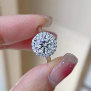 Bague de fiançailles et de mariage romantique pour femme, halo en or blanc 14 carats, diamant moissanite rond de 2 carats, bijoux - Product Image 4