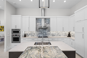 Cuisine moderne de luxe en laque blanche, armoires de cuisine shaker en bois massif sur mesure avec grand îlot en marbre - Product Image 6