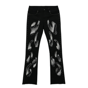 Pantalon en jean slim fit pour homme, coupe évasée, denim extensible noir, jean bootcut avec imprimé graffiti abstrait blanc et détails rivets pour un style punk - Product Image 3