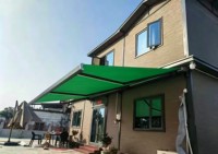Auvent de terrasse automatique à boîte intégrale pour usage commercial, avec tissu extérieur résistant aux UV, idéal pour les espaces de restauration en plein air