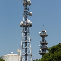 Torre de Enlace por Microondas Multifuncional para Redes de Distribución de Señales de Televisión Digital e Internet de Banda Ancha