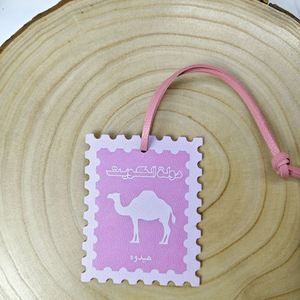 Colgante de cuero con estampado de camello y letras árabes del desierto, impreso con UV, estilo bohemio, para bolso, recuerdo promocional de HR Dubai - Product Image 3