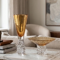 Ensemble de centre de table en verre ambré soufflé à la main style Murano de luxe, avec base texturée Ice Spike, comprenant un plat à fruits sur pied et un vase haut, pour la décoration de palais