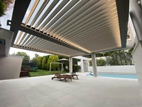 Pergola Gazebo Bioclimatique Motorisée Sur Mesure, Étanche, Extérieure, pour Jardin, à Lames Orientables, Structure en Aluminium