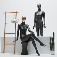 Mannequin de vitrine de magasin de vêtements moderne pour femme, corps entier, couleur personnalisée, support en fibre de verre, pose assise, en promotion