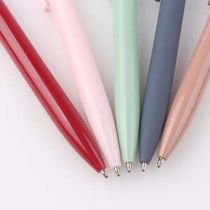 Stylos à bille en plastique pressé les plus vendus avec impression de logo personnalisée, fabricant pour papeterie cadeau - Product Image 5