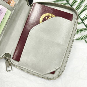 Porta Pasaportes de Cuero Premium con Bloqueo RFID y Clip para Boletos, Logotipo Personalizado, Hecho de Material PU, Directo de Fábrica - Product Image 3