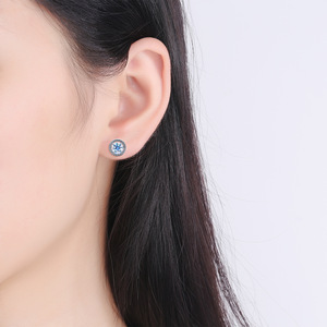 Boucles d'oreilles clous en moissanite micro-pavée ronde à quatre griffes délicates 1CT en argent sterling 925 pour femme, bijoux d'usine - Product Image 5