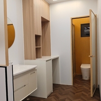 Maison conteneur modulaire préfabriquée de luxe à deux étages, 40 pieds, entièrement meublée, avec chambre et cuisine, design extensible, vente en gros