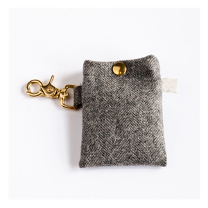 Bolsa de fieltro para guardar excrementos de perro, dispensador de bolsas para excrementos de mascotas, bolsa para excrementos, suministros para paseos al aire libre y limpieza de mascotas - Product Image 4