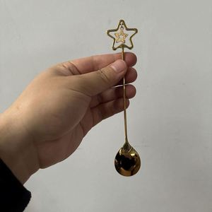 Cuchara de Café y Tenedor para Pastel de Acero Inoxidable Dorado Premium con Diseño de Estrella y Corazón - Product Image 3
