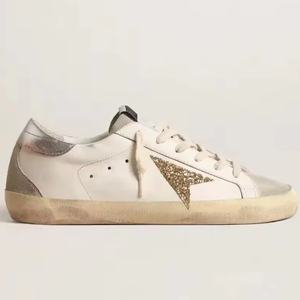 รองเท้าผู้หญิงสไตล์เรโทรแบบปรับแต่งได้ พร้อมดาวห้าแฉก รองเท้ากีฬาพื้นเรียบ หนังวัวแท้  พร้อมแผ่นเสริมส้นเพิ่มความสูงสำหรับผู้ชาย - Product Image 6